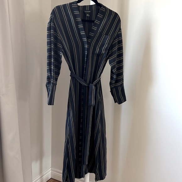 Club Monaco Lady long sleeves dress, blue in colors with stripes. XS/TP - Picture 2 of 4